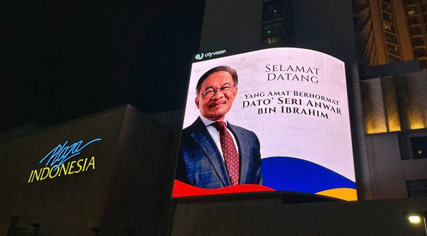 Papan elektronik yang mengumumkan kunjungan Anwar terpampang di sekitar bandar raya Jakarta pada Sabtu. - Foto: Astro AWANI/Yuharno