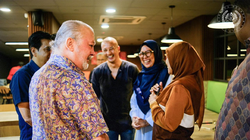 Sultan Ibrahim turut berkenan meluangkan masa beramah mesra bersama rakyat. – Gambar Facebook Sultan Ibrahim Sultan Iskandar