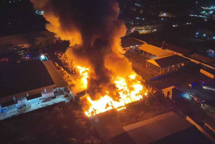 Pemandangan dari udara kebakaran tempat pengumpulan barangan kitar semula di Kawasan Perindustrian Pengkalan Chepa 2. - Foto Sinar Harian