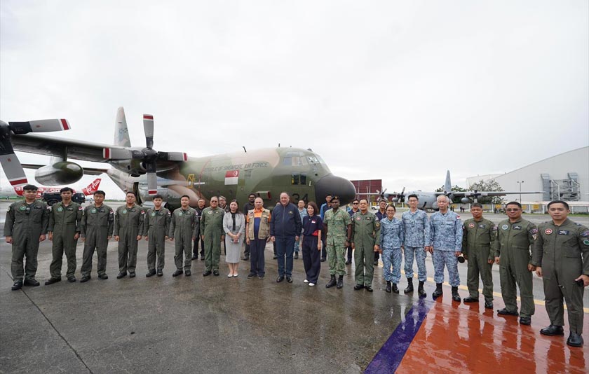 Teodoro Jr bersama pegawai Angkatan Udara Filipina menyambut duta Singapura dan Malaysia serta para pegawai kanan pasukan bantuan dari kedua-dua negara, di Pangkalan Udara Villamor di Bandar Pasay. - X: @PhilAirForce 