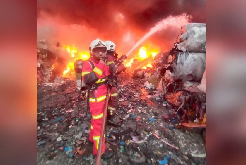 Bomba berusaha memadam kebakaran di tempat pengumpulan barangan kitar semula di Kawasan Perindustrian Pengkalan Chepa 2. - Foto ihsan bomba