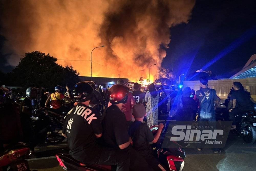 Kebakaran tidak melibatkan kemalangan jiwa sementara punca kejadian dan jumlah kerugian masih dalam siasatan.