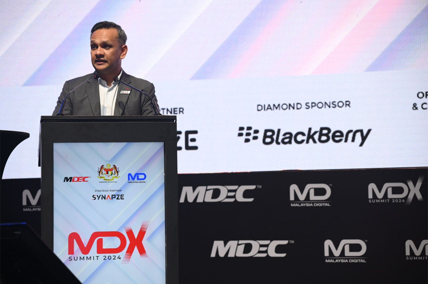 Ketua Pegawai Eksekutif MDEC, Anuar Fariz Fadzil ketika menyampaikan ucap tama pada majlis pelancaran Persidangan Malaysia Digital Xceleration (MDX) 2024, di ibu negara. -Gambar MDEC