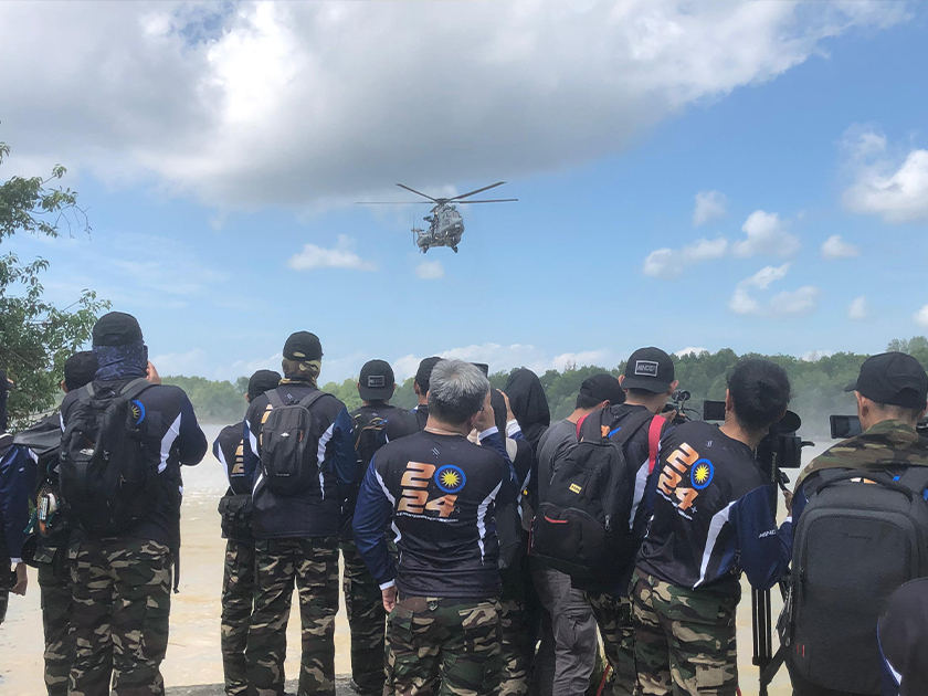 Pengamal media melihat demonstrasi 'Life Hoisting' di perairan yang dipersembahkan anggota PASKAU.