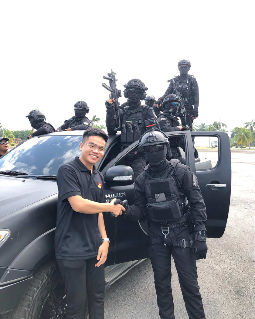 Wartawan Farhan Hakimi (kiri) bersalam dengan seorang anggota PASKAU.