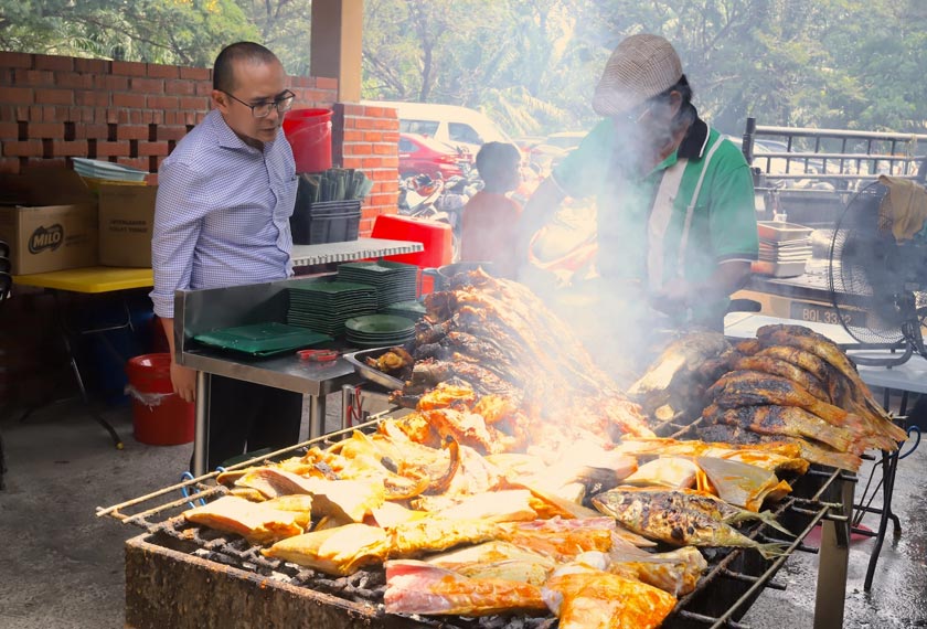 Ikan bakar, antara menu ikonik di Kompleks Makan Tanglin.