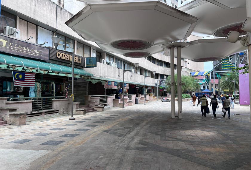   Orang ramai kembali mengunjungi Jalan Masjid India.