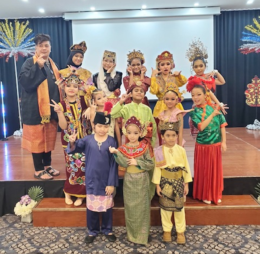 TK Lim @ Aqoque (kiri) bersama anak-anak diplomat yang menyertai kumpulan seni Gemala Sitra New York. 