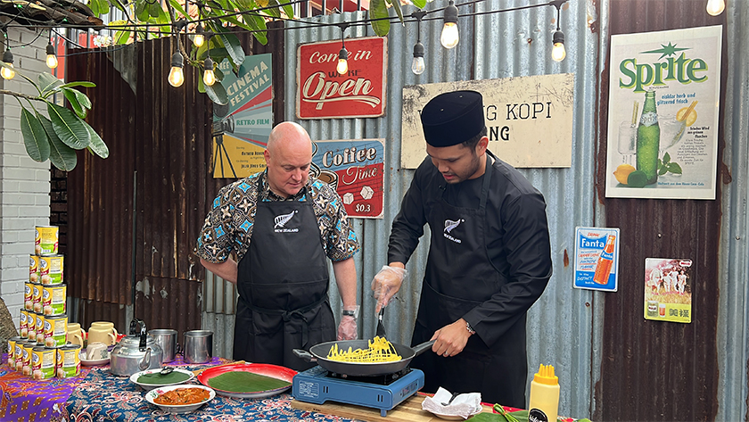 Khairul Aming membuat demonstrasi memasak roti jala bersama Perdana Menteri New Zealand, Christopher Luxon