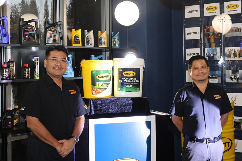 Mustamir Mohamad bersama Anas Nasrun Mohd Osman di samping dua produk terbaharu GRANTT, Minyak Bio-Hidraulik VG 32 dan Minyak Bio-Hidraulik Gred Makanan VG 46.