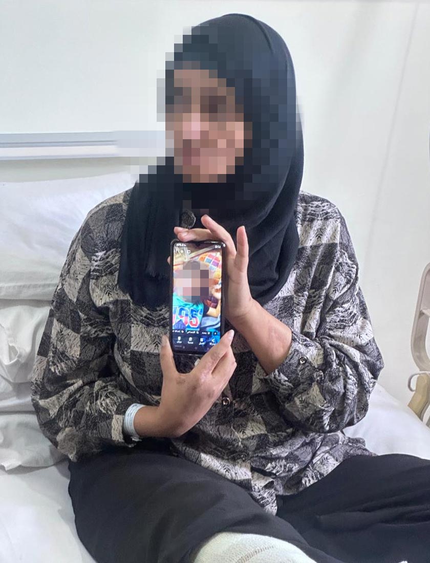 Rania menunjukkan gambar anak tunggalnya yang cedera dalam serangan Israel.