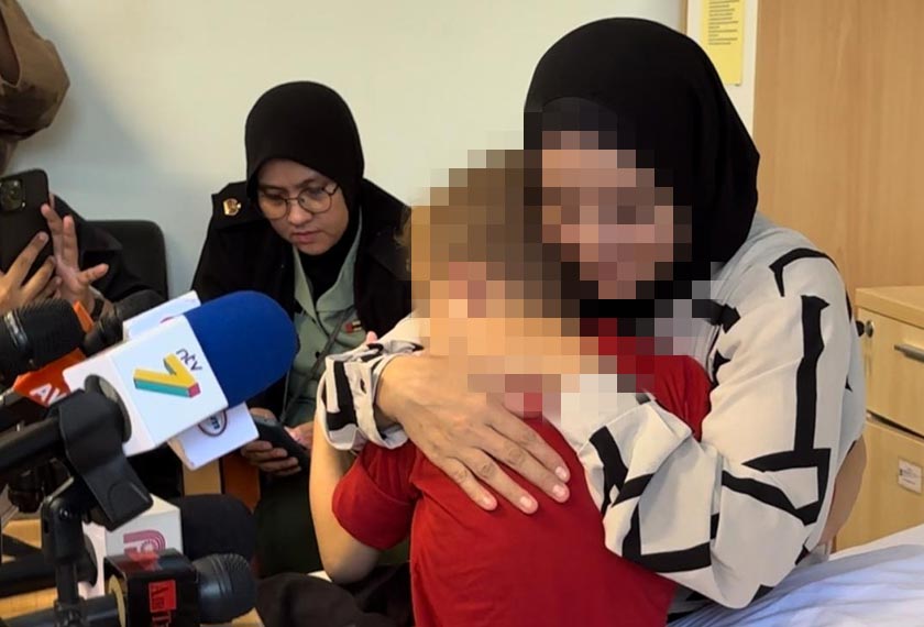 Zain memeluk ibunya yang setia menemani di hospital.