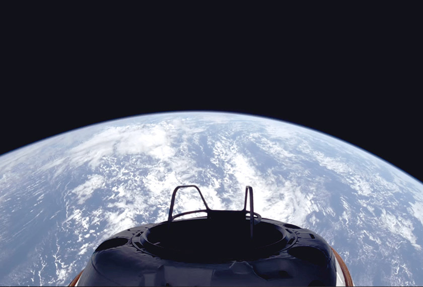 Imej menunjukkan pemandangan Bumi dan platform pejalan kaki Skywalker kapsul Dragon sejurus selepas kru Polaris Dawn dilancarkan ke orbit, 10 Sept 2024. (SpaceX via AP)