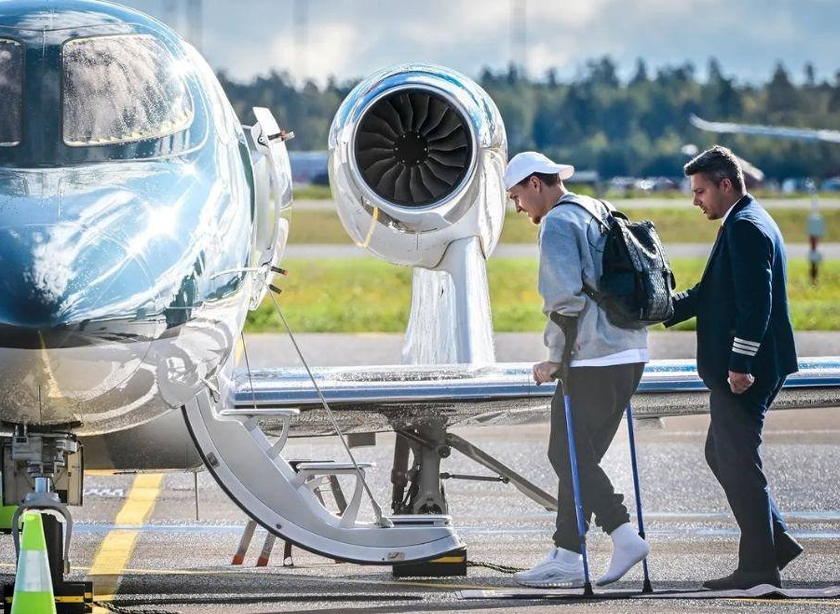 Odegaard dilihat menggunakan topang ketiak semasa menaiki pesawat peribadi. - Foto Agensi/Sinar Harian
