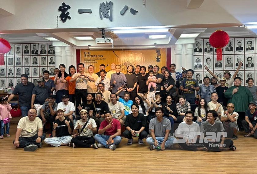 Hadirin yang hadir bergambar pada Majlis Perasmian Pesta Filem Kota Bharu. - Foto Sinar Harian