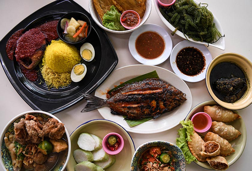 Bermacam jenis makanan tradisional masyarakat Bajau asli dari Semporna, Sabah terdapat di Restoran Seri Semporna. - Foto BERNAMA