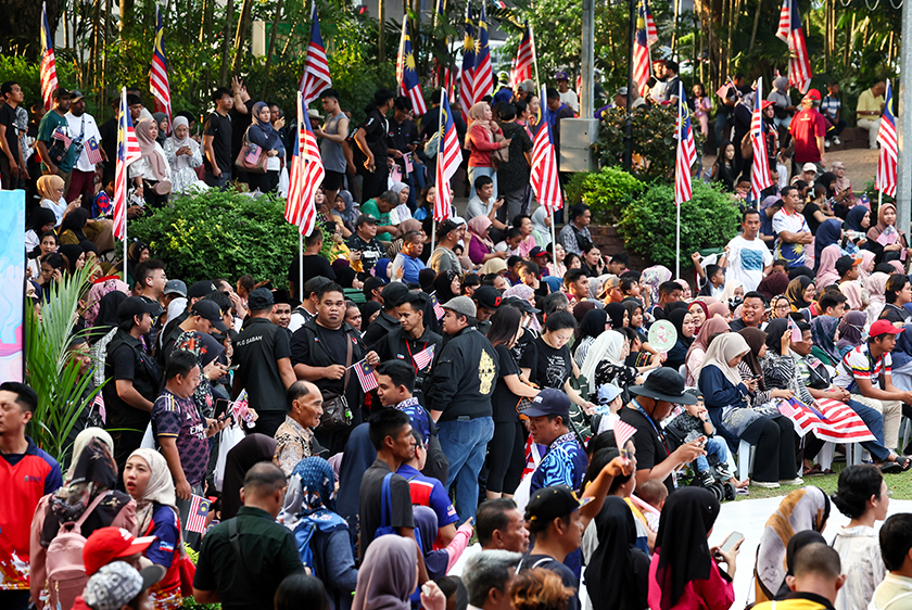 Sebahagian daripada ribuan pengunjung yang sudah membanjiri Padang Merdeka sejak petang. - Bernama