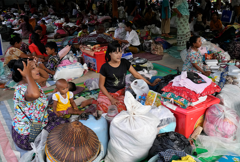 Mangsa banjir berteduh di kem sementara yang dibuka di sebuah biara di Naypyitaw, Myanmar, 15 Sept 2024. (Foto AP)