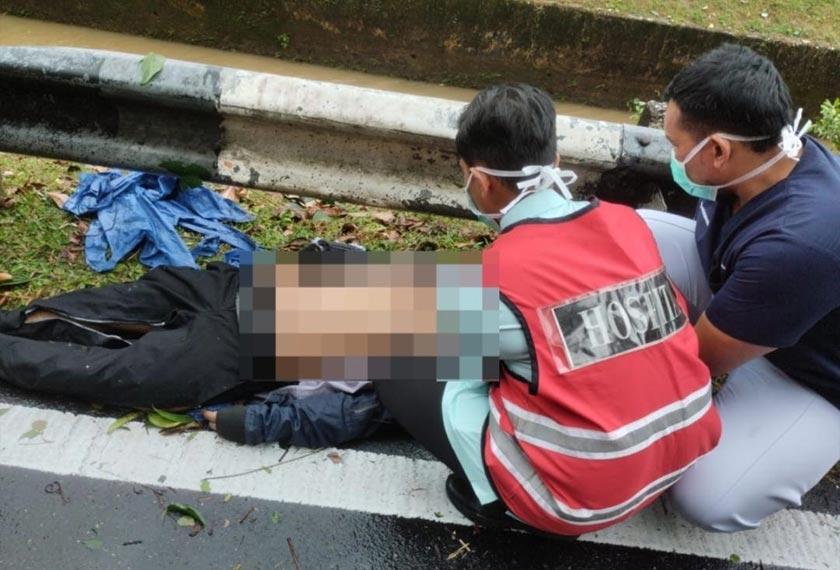 Mangsa yang cedera telah diberi rawatan awal sebelum diserahkan pada pihak perubatan untuk tindakan lanjut. - Foto JBPM