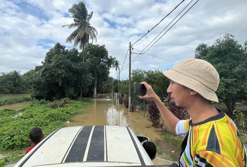 Fatul meninjau lokasi kampung bersama kru Astro AWANI - Foto Astro AWANI