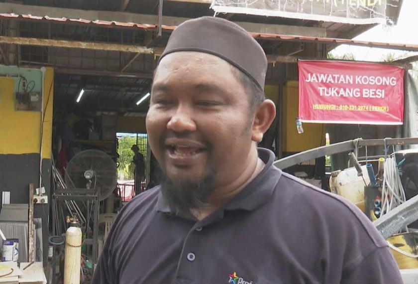 Ridzuan membawa kru Astro AWANI meninjau kawasan Kampung Simpang Chegar, hari ini - Foto Astro AWANI