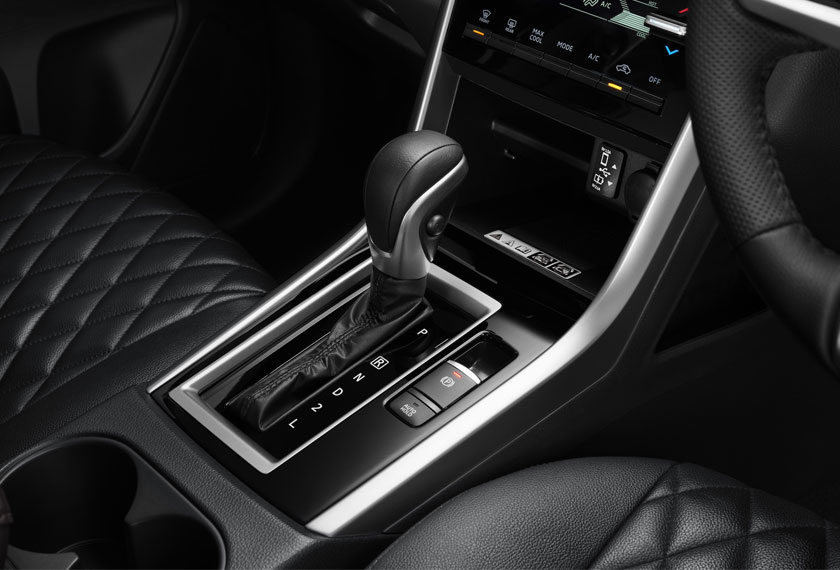 Ada kawalan suhu digital, pad pengecas tanpa wayar, serta brek parkir elektronik (EPB) dengan fungsi penahan automatik yang menggantikan fungsi brek tangan pada model terdahulu.