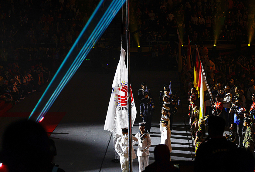 Upacara menaikkan bendera Para SUKMA Sarawak 2024 di Stadium Perpaduan Petra Jaya Kuching, sempena majlis perasmian malam tadi. --fotoBERNAMA