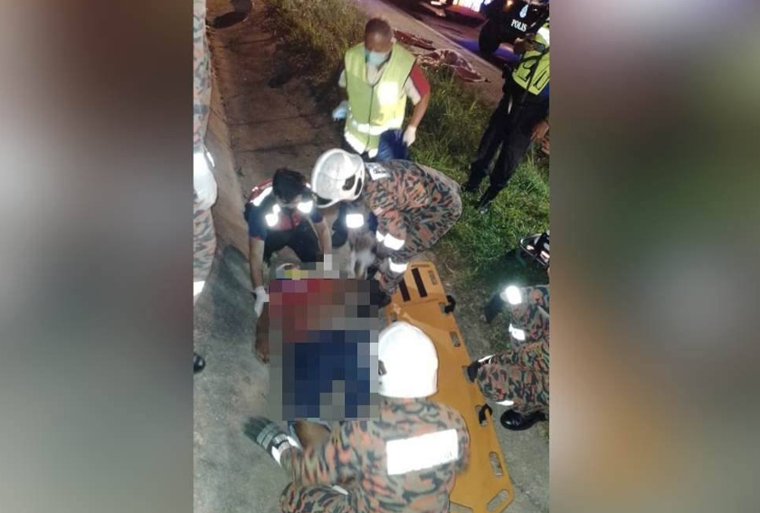 Anggota bomba dari BBP Lipis memberi bantuan awal kepada mangsa yang terlibat dalam kemalangan di di Jalan Merapoh - Kuala Lipis, Lipis pada awal pagi Isnin. - JBPM