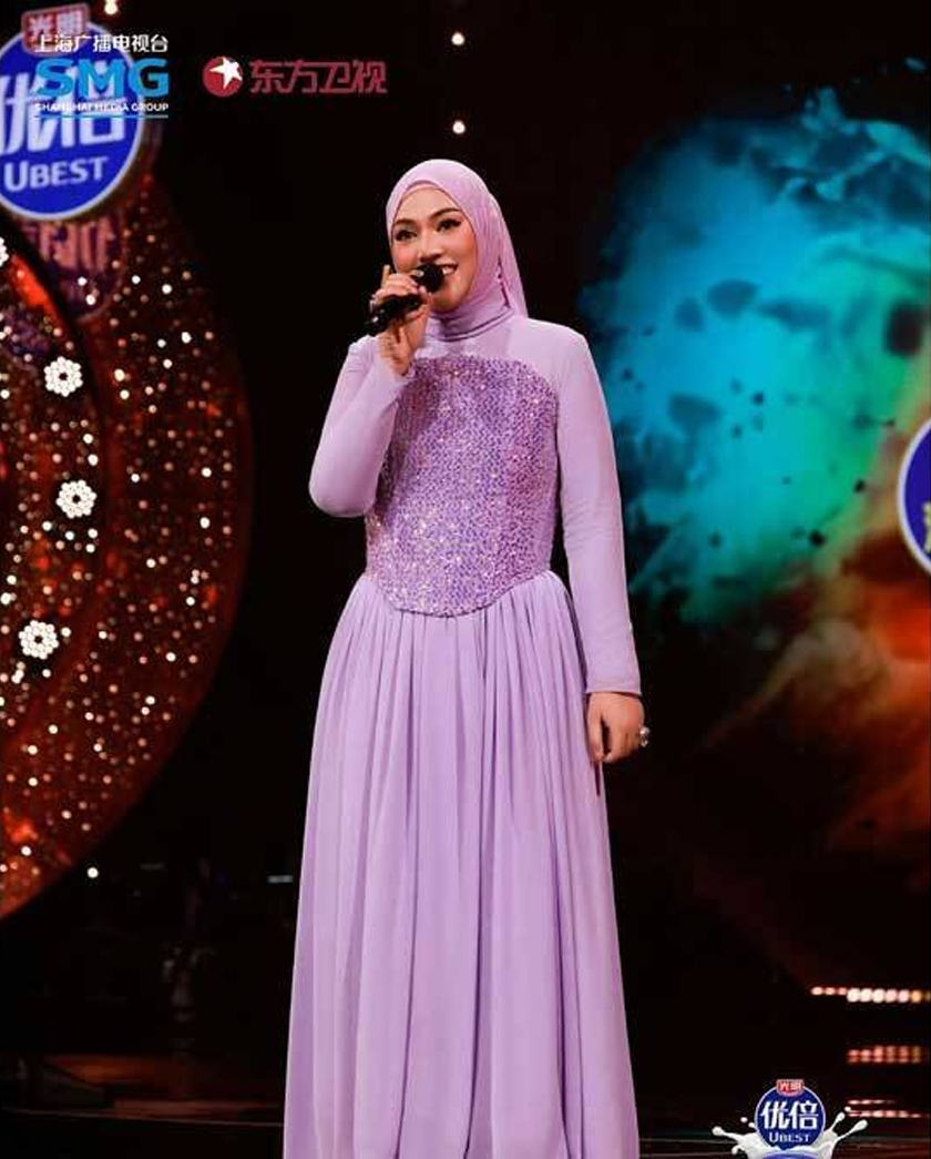 Shila menyertai program Singing With Legends musim keenam di China.