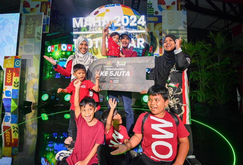 Pengunjung ke-5 juta, Azman Awang, 51 (tengah) dari Kajang menerima hadiah sebuah kereta Perodua Axia sumbangan Agrobank.