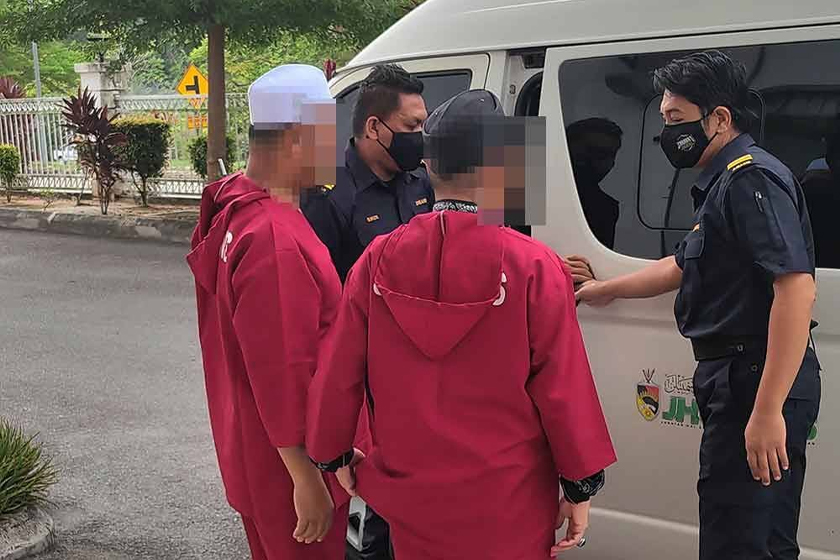  Kedua-dua suspek hadir ke mahkamah dengan diiring penguat kuasa JHEAINS. - Sinar Harian
