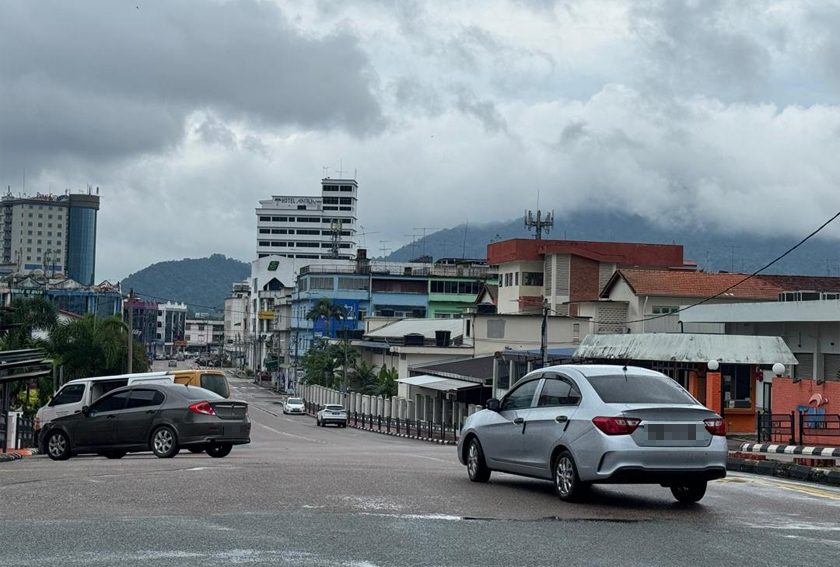 Kawasan pusat bandar Kluang, sebahagian daripada sempadan kerusi DUN Mahkota kelihatan hambar tanpa 'perang poster dan bendera' calon dan parti. - Foto G Manimaran