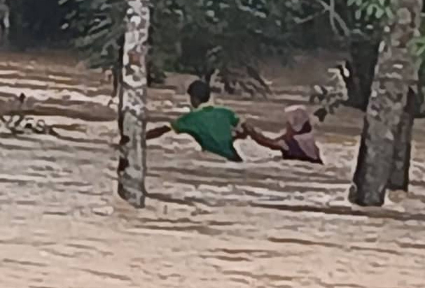 Pusat Gerakan Operasi JBPM Kedah menerima panggilan kecemasan melalui talian MERS 999 yang memaklumkan dua mangsa dihanyutkan air deras di Padang Terap. - Foto JBPM Kedah