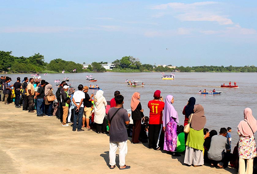 Orang ramai menyaksikan perarakan Pertandingan Bot Berhias Sempena Hari Malaysia di Jeti Dataran JPS Kampung Terangganu. --fotoBERNAMA