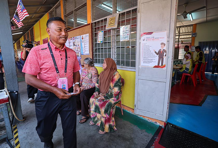 Mohamad Haizan tiba di Pusat Mengundi Sekolah Kebangsaan Kampung Melayu pada 10 pagi untuk membuang undi. --fotoBERNAMA