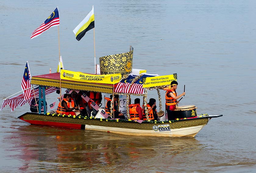 Pejabat Pendidikan Daerah Hilir Perak turut mengambil bahagian dalam perarakan Pertandingan Bot Berhias Sempena Hari Malaysia. --fotoBERNAMA