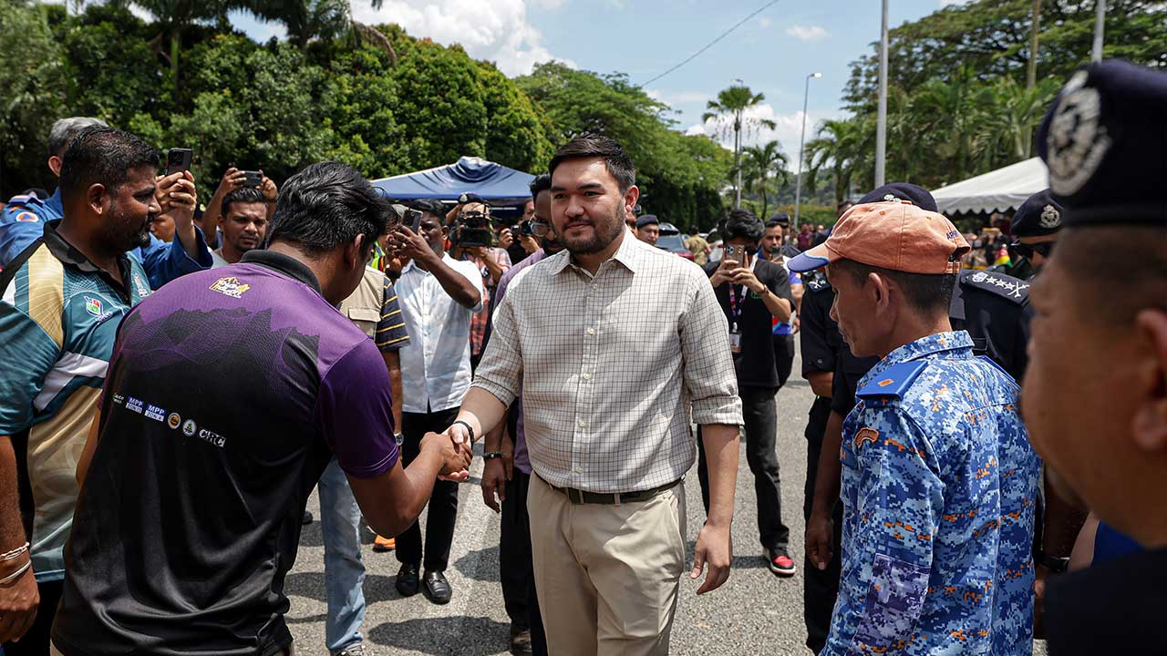 Raja Muda Selangor Tengku Amir Shah berkenan mencemar duli hari ini ke kawasan lokasi kebakaran melibat kebocoran saluran paip gas yang berlaku di Jalan Putra Harmoni, Putra Heights, semalam. - Foto Bernama