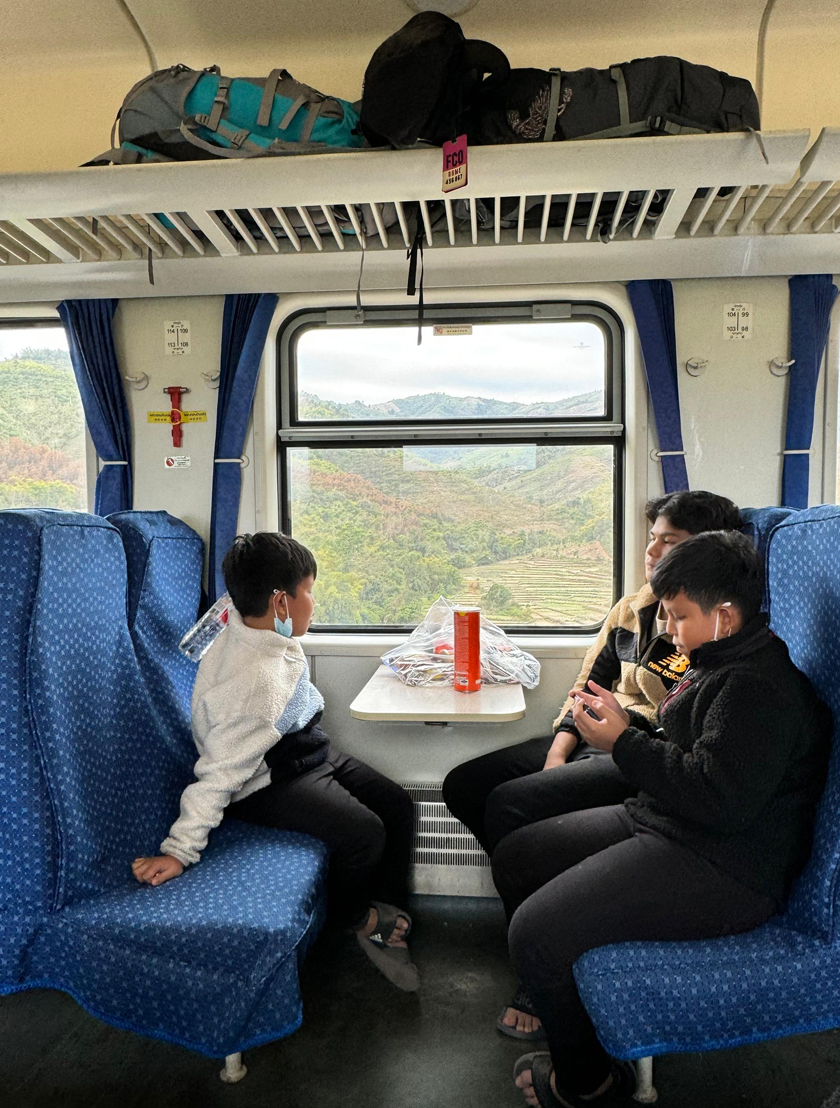 Suasana dalam kereta api dari Boten ke Vientiane di Laos. 