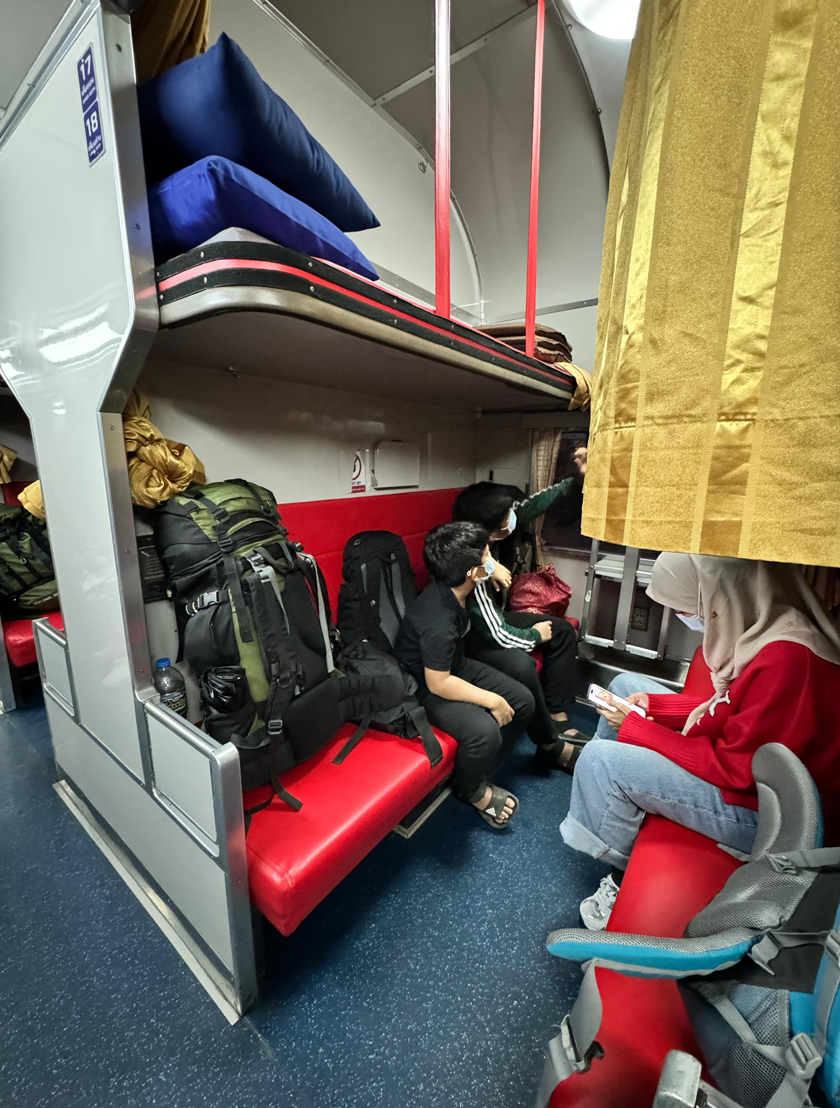 Suasana dalam 'sleeper train' dari Vientiane ke Bangkok. Cadar, sarung bantal dan tilam berasingan akan dipasang oleh petugas tidak lama selepas kereta api bergerak.