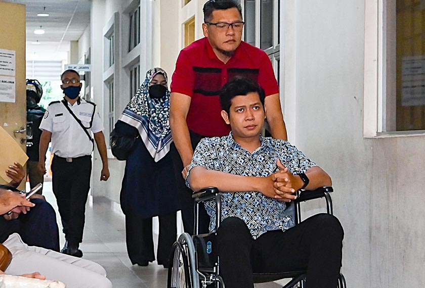 Ibu bapa Zayn Rayyan Abdul, Zaim Ikhwan Zahari dan Ismanira Abdul Manaf hadir di Mahkamah Sesyen Petaling Jaya hari ini bagi sambung bicara kes pengabaian yang dihadapi mereka terhadap kanak-kanak autistik berusia enam tahun itu. - Bernama