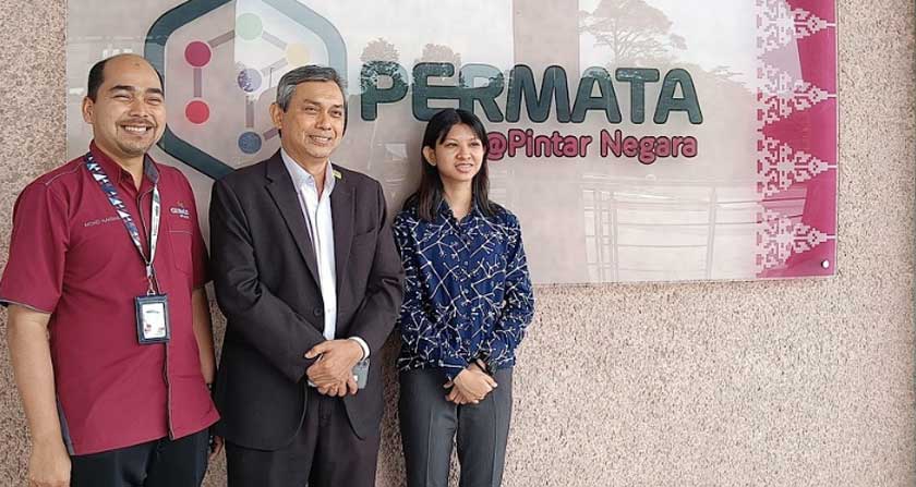 Dari kiri, Mohd Hakimie, Ismanizan dan Leia. --fotoBERNAMA