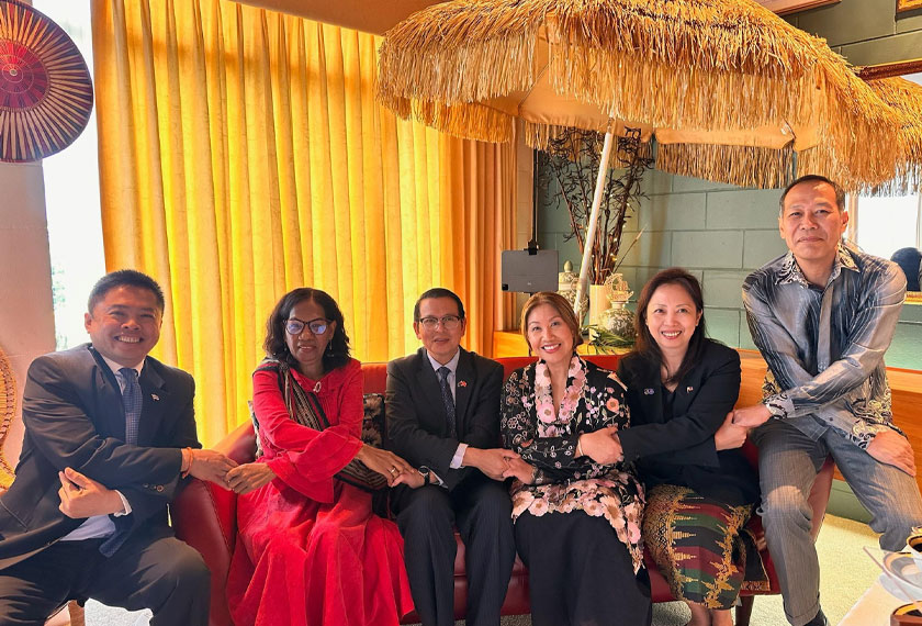 Mazita (tiga dari kanan) bersama antara tetamu yang menghadiri Majlis Sambutan Hari Raya Aidilfitri.