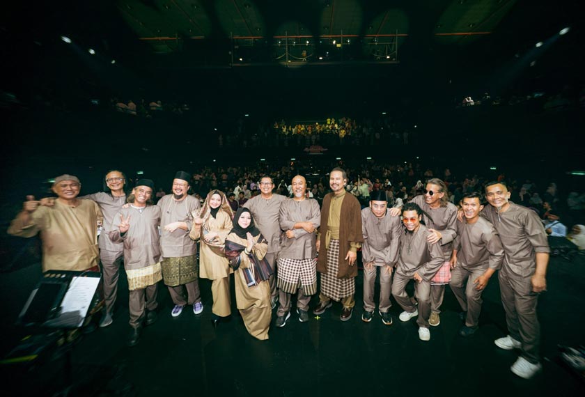 M Nasir dan kru terlibat ketika Konsert Datuk M N46IR Cipta Raya di Zepp Kuala Lumpur pada Ahad. - Foto Gempak