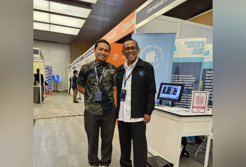 Timbalan Rektor UIAM Prof Datuk Dr Mohamad Fauzan Noordin (kanan) bersama anaknya yang dinamakan sempena Tun Abdullah, Abdullah Anwar.