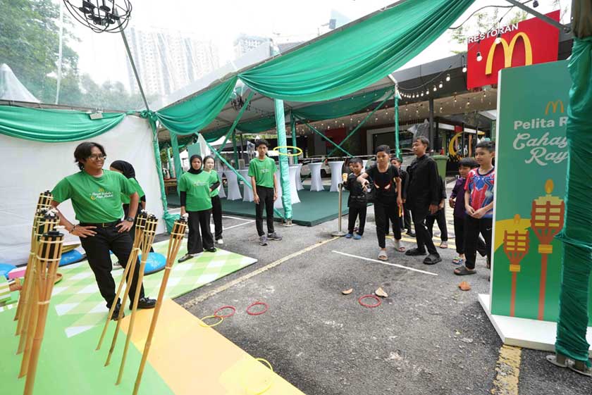 Pengunjung yang hadir tidak melepaskan peluang untuk turut serta bermain permainan yang disediakan bagi memenangi hadiah istimewa. - Gambar McDonald's Malaysia