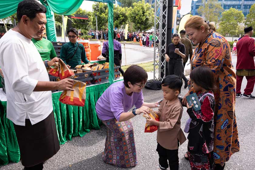 Gelagat pengunjung cilik ketika menerima set McDonald’s Foldover Ayam McDonald’s Pantai Sentral Park. - Gambar McDonald's Malaysia