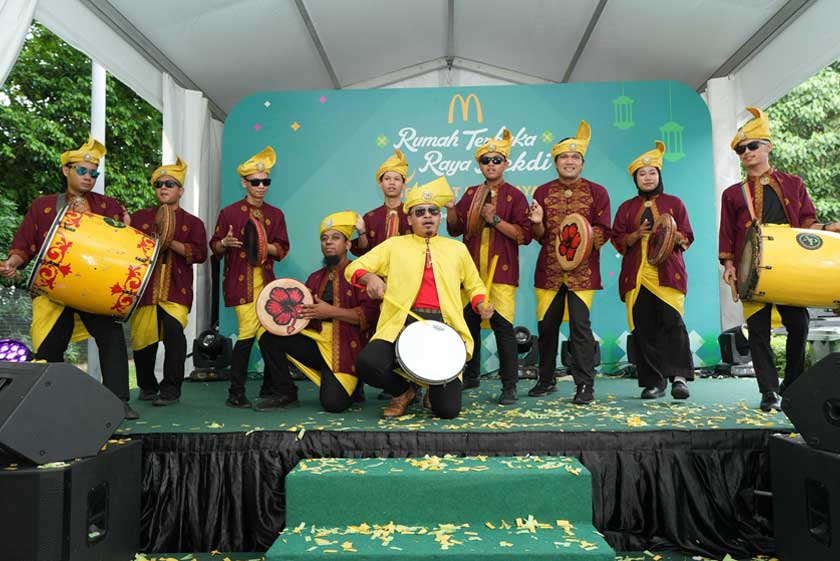 Persembahan tradisional bagi memeriahkan lagi suasana Rumah Terbuka Raya Mekdi. - Gambar McDonald's Malaysia