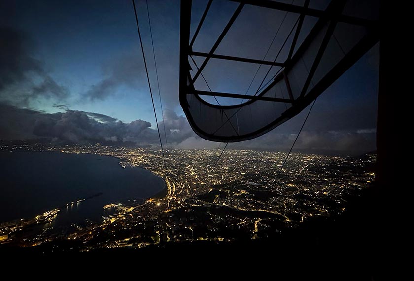 Sebuah kereta kabel yang membawa pelancong di selatan Naples terhempas akibat kabel terputus, mengakibatkan sekurang-kurangnya empat maut dan seorang cedera, di Castellamare di Stabia, dekat Naples, Itali, 17 Apr 2025. (Foto AP)