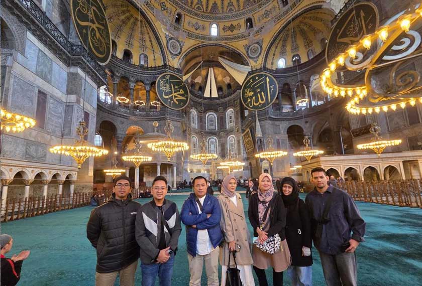 Penulis (dua, kiri) kagum dengan keindahan Hagia Sophia yang penuh kisah sejarah.