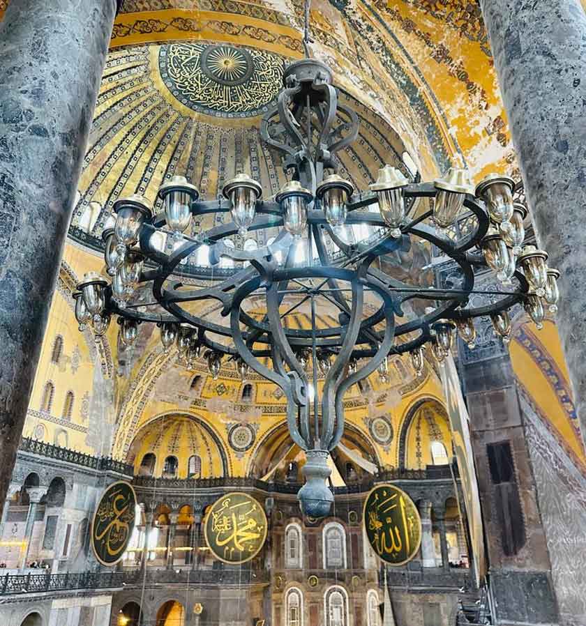 Hagia Sophia sebuah keajaiban seni bina di Istanbul yang dibina 1,500 tahun lalu.